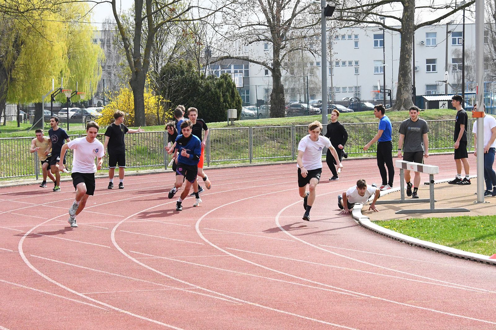A márciusi ifjak előtt tisztelegtek a fehérvári iskolások a Történelmi váltófutáson